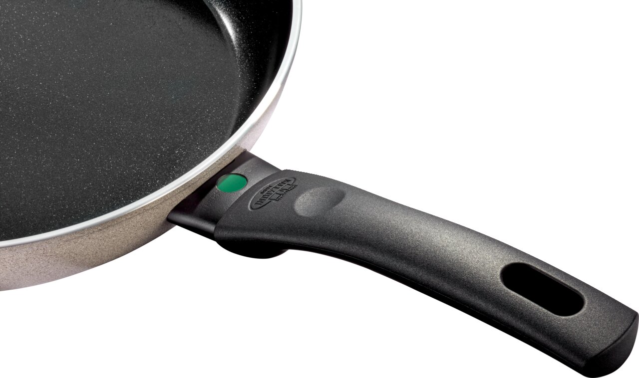 Nahaufnahme einer Bratpfanne mit Antihaftbeschichtung und ergonomischem Griff, seitliche Perspektive