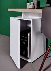 Moderner Schreibtisch mit weißem Schrankfach, teilweise geöffnet, zeigt einen Computer im Inneren. Perspektive von der Seite.