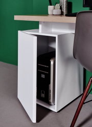 Moderner Schreibtisch mit weißem Schrankfach, teilweise geöffnet, zeigt einen Computer im Inneren. Perspektive von der Seite.