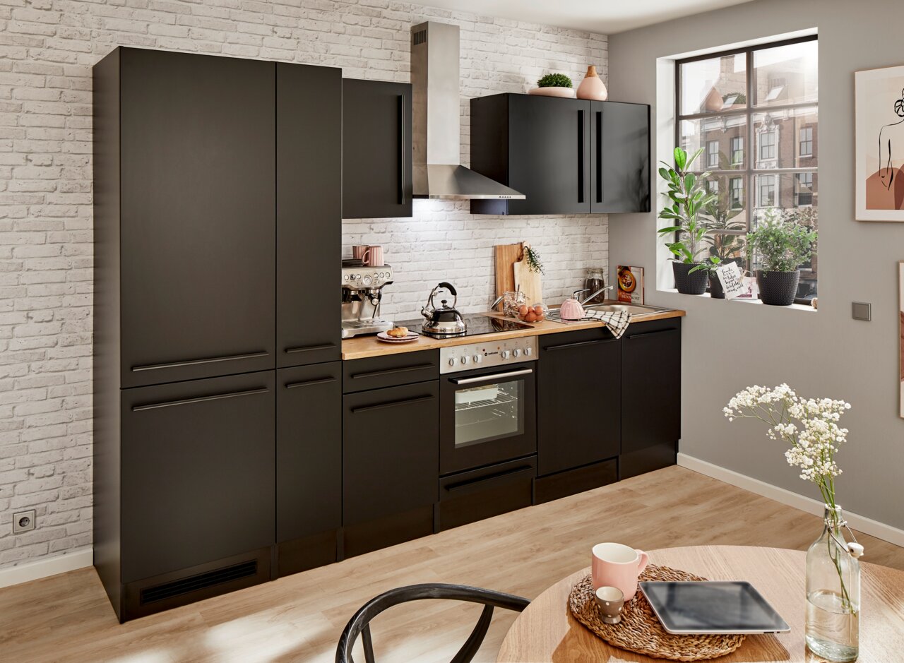 Moderne schwarze Küchenzeile mit Backofen, Herd und Dunstabzugshaube, seitliche Perspektive