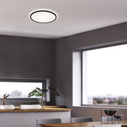 Moderne LED-Deckenleuchte in einem stilvollen Wohnraum, von unten betrachtet.