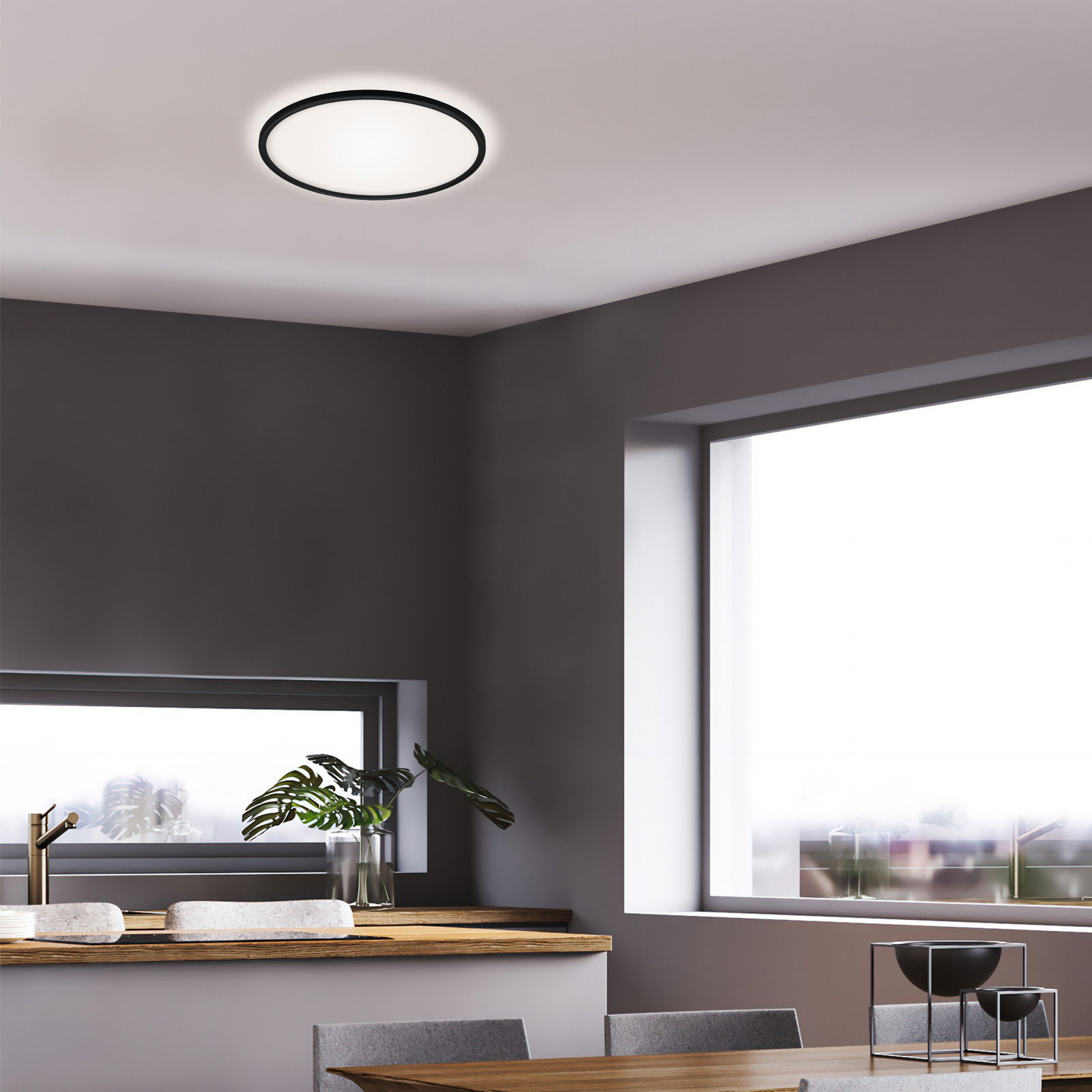 Moderne LED-Deckenleuchte in einem stilvollen Wohnraum, von unten betrachtet.