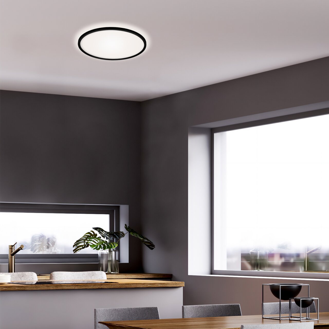 Moderne LED-Deckenleuchte in einem stilvollen Wohnraum, von unten betrachtet.