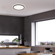 Moderne led-plafondlamp in een stijlvolle woonkamer, van onderaf gezien.