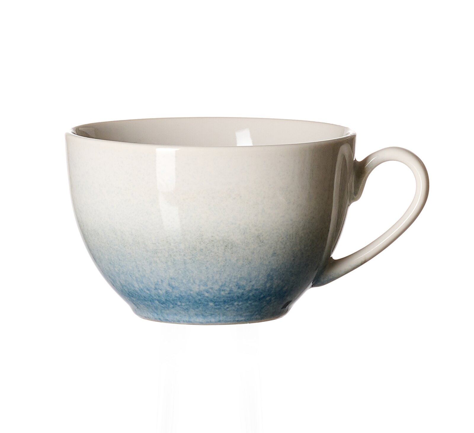 Keramik-Kaffeetasse mit Henkel, Farbverlauf von Cremeweiß zu Blau, freigestellt auf weißem Hintergrund, Seitenansicht leicht von oben