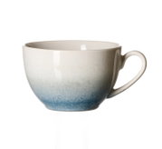 Keramik-Kaffeetasse mit Henkel, Farbverlauf von Cremeweiß zu Blau, freigestellt auf weißem Hintergrund, Seitenansicht leicht von oben