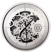 Silberfarbene Wanduhr aus Metall mit sichtbarem Zahnrad-Design, frontal abgebildet.