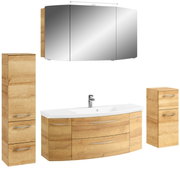 Badkombination aus Holz mit Spiegelschrank, Waschbeckenunterschrank und zwei Hochschränken, frontal abgebildet.