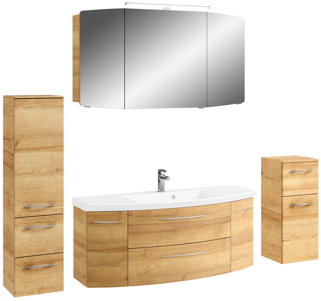 Badkombination aus Holz mit Spiegelschrank, Waschbeckenunterschrank und zwei Hochschränken, frontal abgebildet.