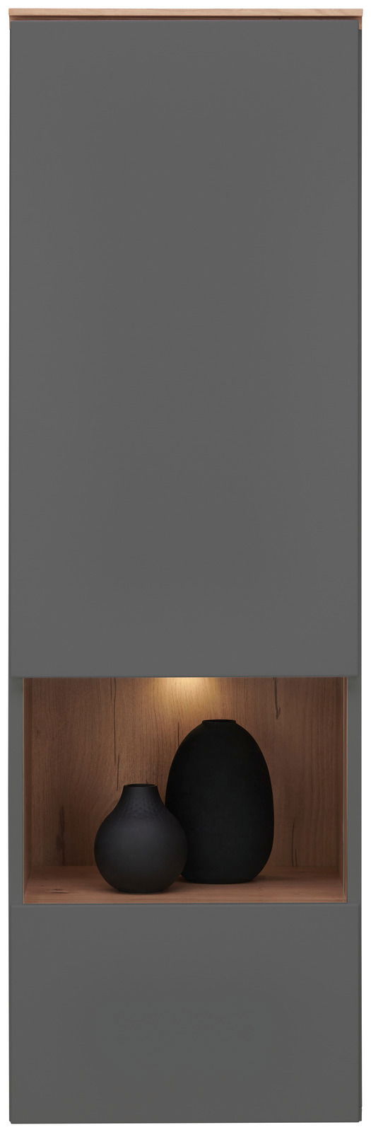 Hängevitrine DIANA in grauer Frontansicht mit Holzdekor und zwei schwarzen Vasen im beleuchteten Fach