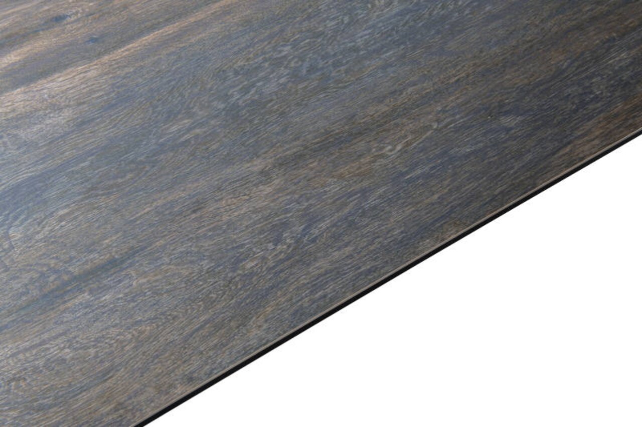 Novel Esstisch SANTIAGO Nahaufnahme einer Tischplatte mit Holzmaserung in dunklen Tönen, perspektivisch von oben fotografiert.