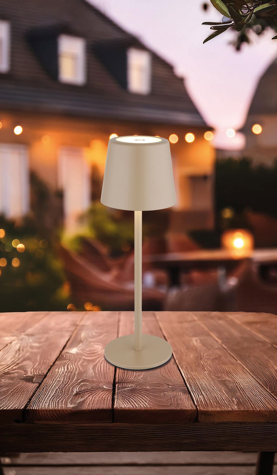 Globo Lighting Tischleuchte VANCOUVER Moderne Tischleuchte in Beige auf einem Holztisch, fotografiert aus der Seitenperspektive mit einem unscharfen, stimmungsvollen Hintergrund.