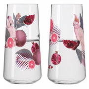 Twee elegante glazen met een tropisch ontwerp, versierd met kaketoes, granaatappels en palmbladeren, gefotografeerd vanuit een zijaanzicht.