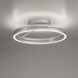 Moderne Deckenleuchte PURE Loop in silberner Farbe, seitliche Perspektive, mit kreisförmigem LED-Licht.