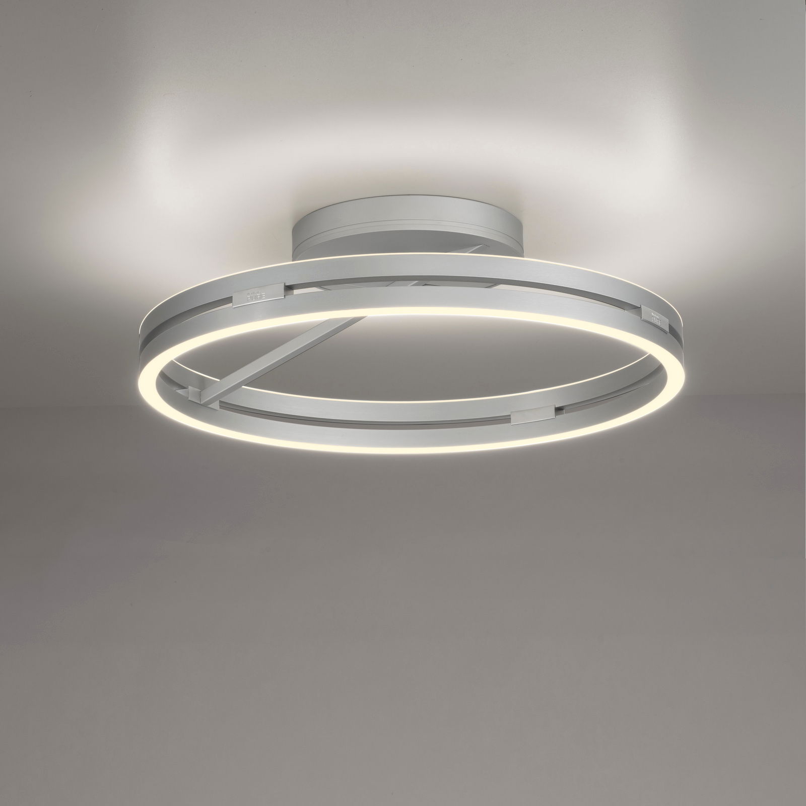 Moderne Deckenleuchte PURE Loop in silberner Farbe, seitliche Perspektive, mit kreisförmigem LED-Licht.
