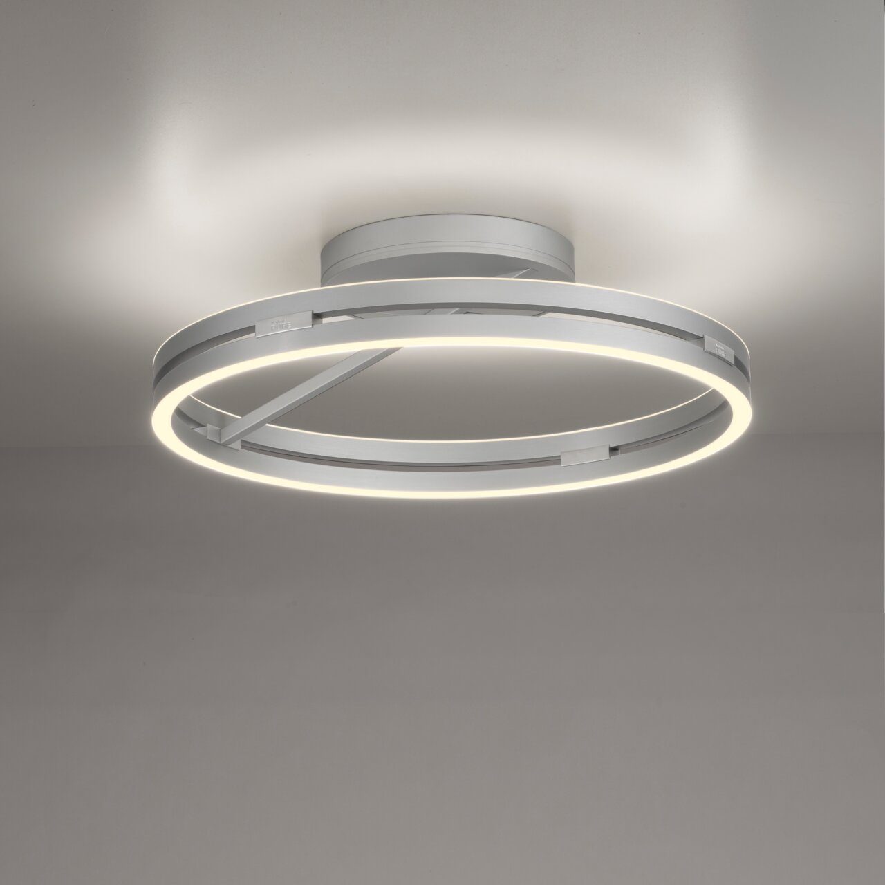 Moderne Deckenleuchte PURE Loop in silberner Farbe, seitliche Perspektive, mit kreisförmigem LED-Licht.
