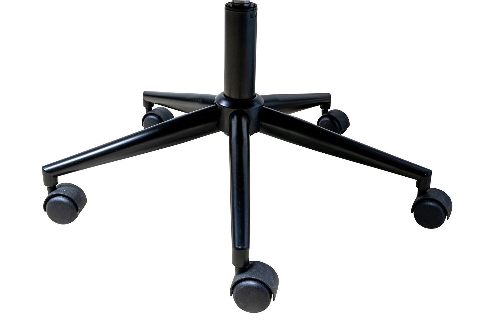 Nahaufnahme der Basis eines schwarzen Drehstuhls mit fünf Rollen, von oben betrachtet.