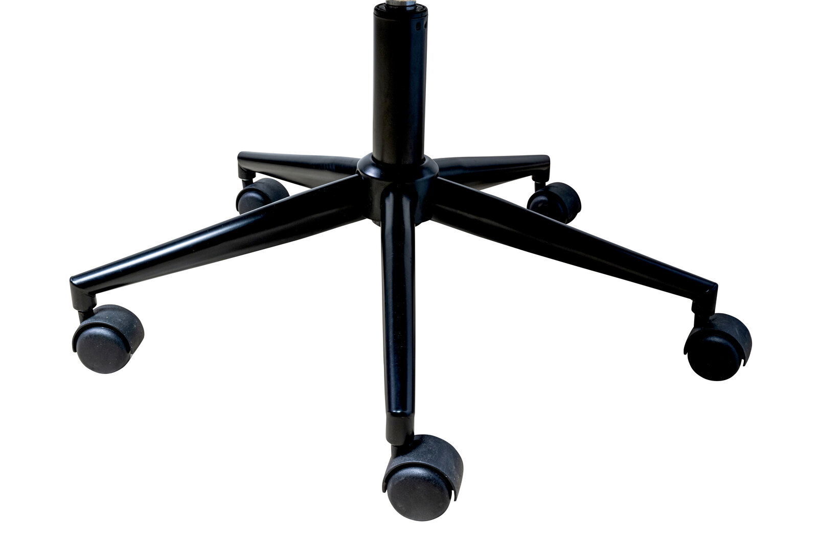 Nahaufnahme der Basis eines schwarzen Drehstuhls mit fünf Rollen, von oben betrachtet.