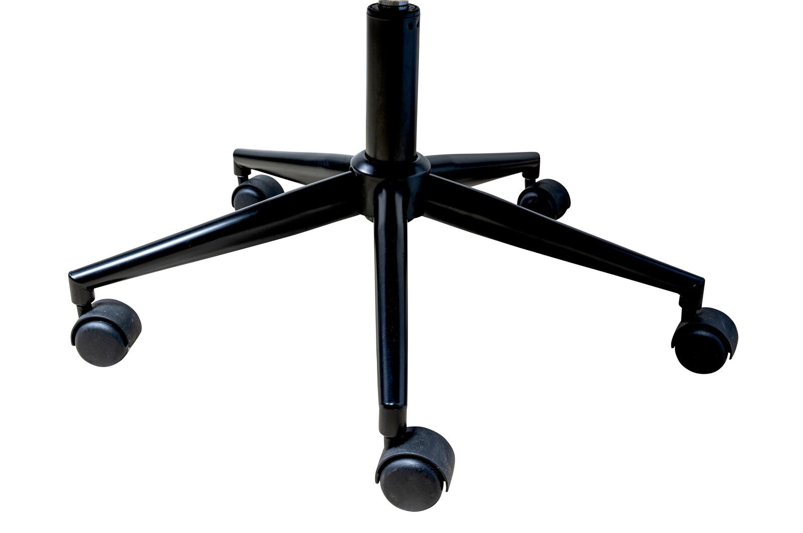 Nahaufnahme der Basis eines schwarzen Drehstuhls mit fünf Rollen, von oben betrachtet.