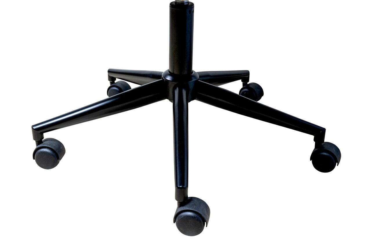 Nahaufnahme der Basis eines schwarzen Drehstuhls mit fünf Rollen, von oben betrachtet.
