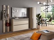 Moderner Hängeschuhschrank in einem stilvollen Wohnzimmer, seitliche Perspektive
