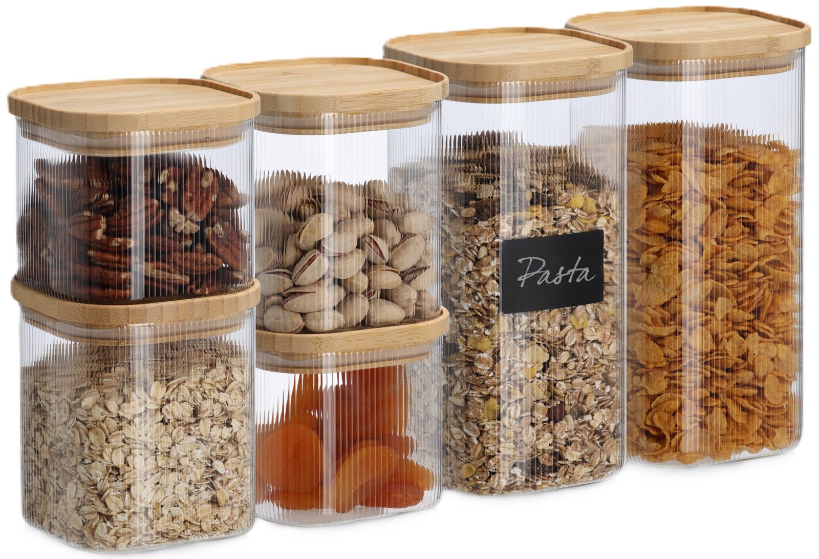 Set aus transparenten, geriffelten Vorratsdosen mit Bambusdeckeln, gefüllt mit Müsli, Nüssen und Cornflakes, in leicht schräger Frontansicht.