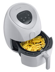 Weiße Heißluftfritteuse mit geöffnetem Korb voller Pommes frites, Ansicht von schräg oben.