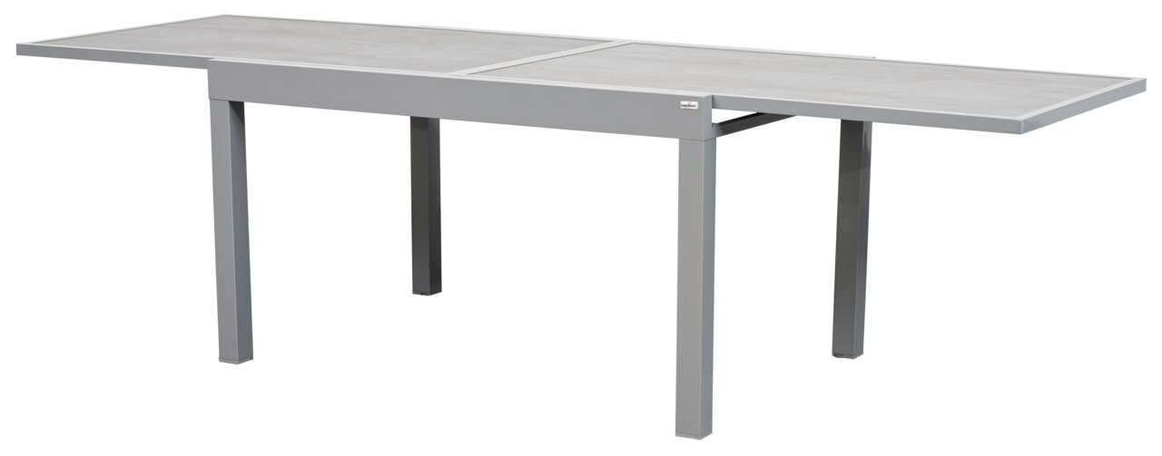 Moderner, rechteckiger Gartentisch aus Metall in seitlicher Perspektive.