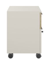 Seitenansicht eines Rollcontainers mit vier Rollen und einer schlichten, modernen Oberfläche.