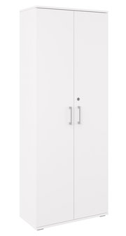 Weißer, abschließbarer Aktenschrank mit zwei Türen und silbernen Griffen, freistehend, in leichter Frontansicht mit sichtbarer linker Seite (3/4-Perspektive) vor weißem Hintergrund.