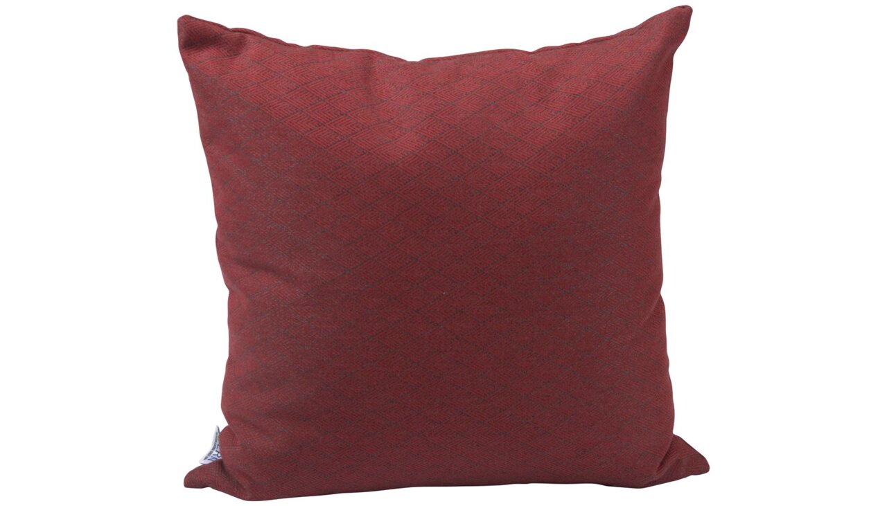 Rotes Dekokissen mit geometrischem Muster, Frontalansicht