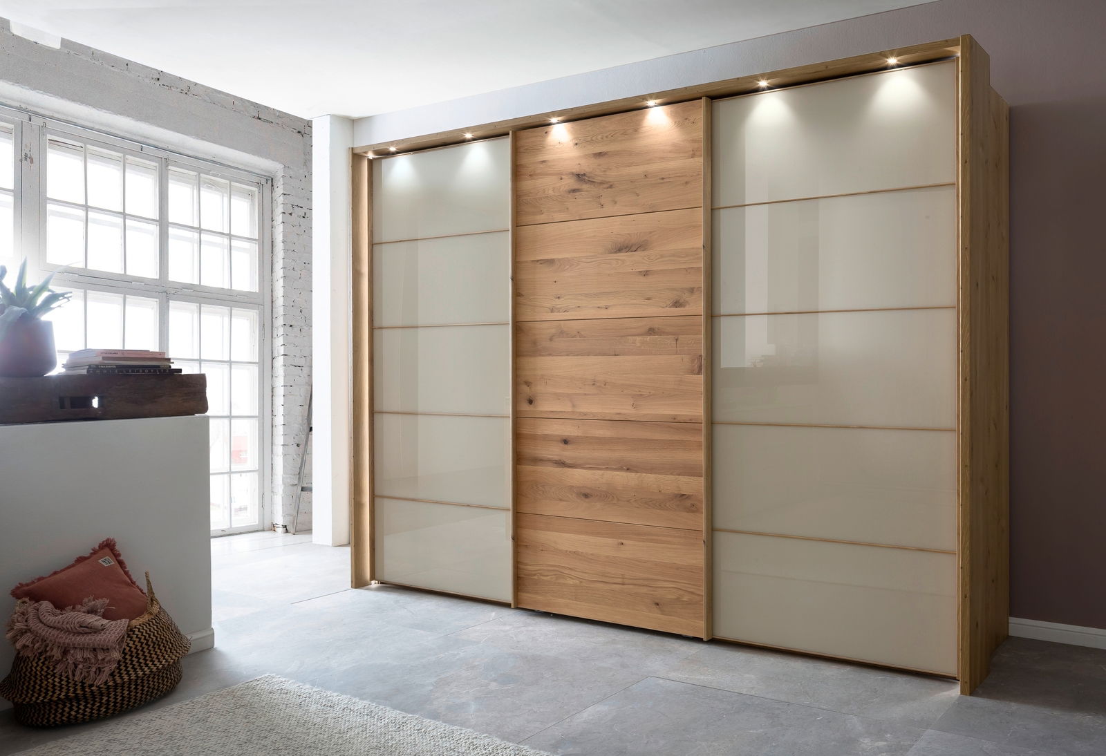 Linea Natura Schwebetürenschrank 3-türig CARDIFF Moderner dreitüriger Schwebetürenschrank aus Holz und Glas mit integrierter Beleuchtung, seitliche Perspektive