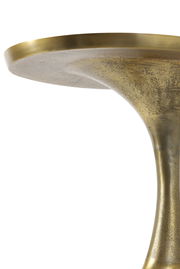 Nahaufnahme eines goldfarbenen Beistelltisches aus Metall, von unten betrachtet.