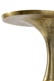 Nahaufnahme eines goldfarbenen Beistelltisches aus Metall, von unten betrachtet.