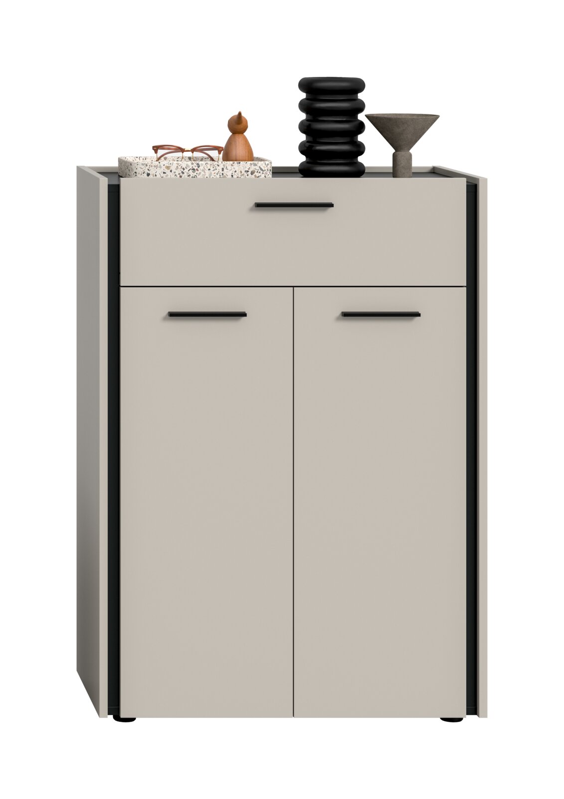 Modernes Sideboard/Kommode in Hellgrau mit zwei Türen und einer Schublade, schwarzen Griffen und offenen Seitenfächern; Frontansicht leicht von oben, mit Deko auf der Ablage