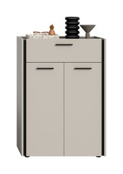 Modernes Sideboard/Kommode in Hellgrau mit zwei Türen und einer Schublade, schwarzen Griffen und offenen Seitenfächern; Frontansicht leicht von oben, mit Deko auf der Ablage