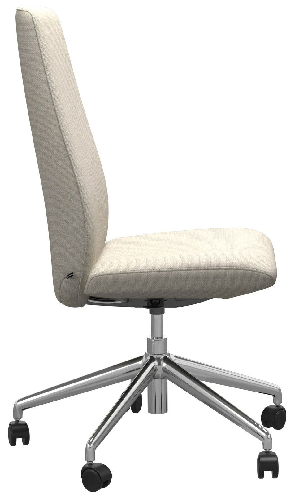 Seitenansicht eines beigen Stressless Home Office Stuhls OFFICE LAUREL mit verchromtem Fußkreuz und Rollen.