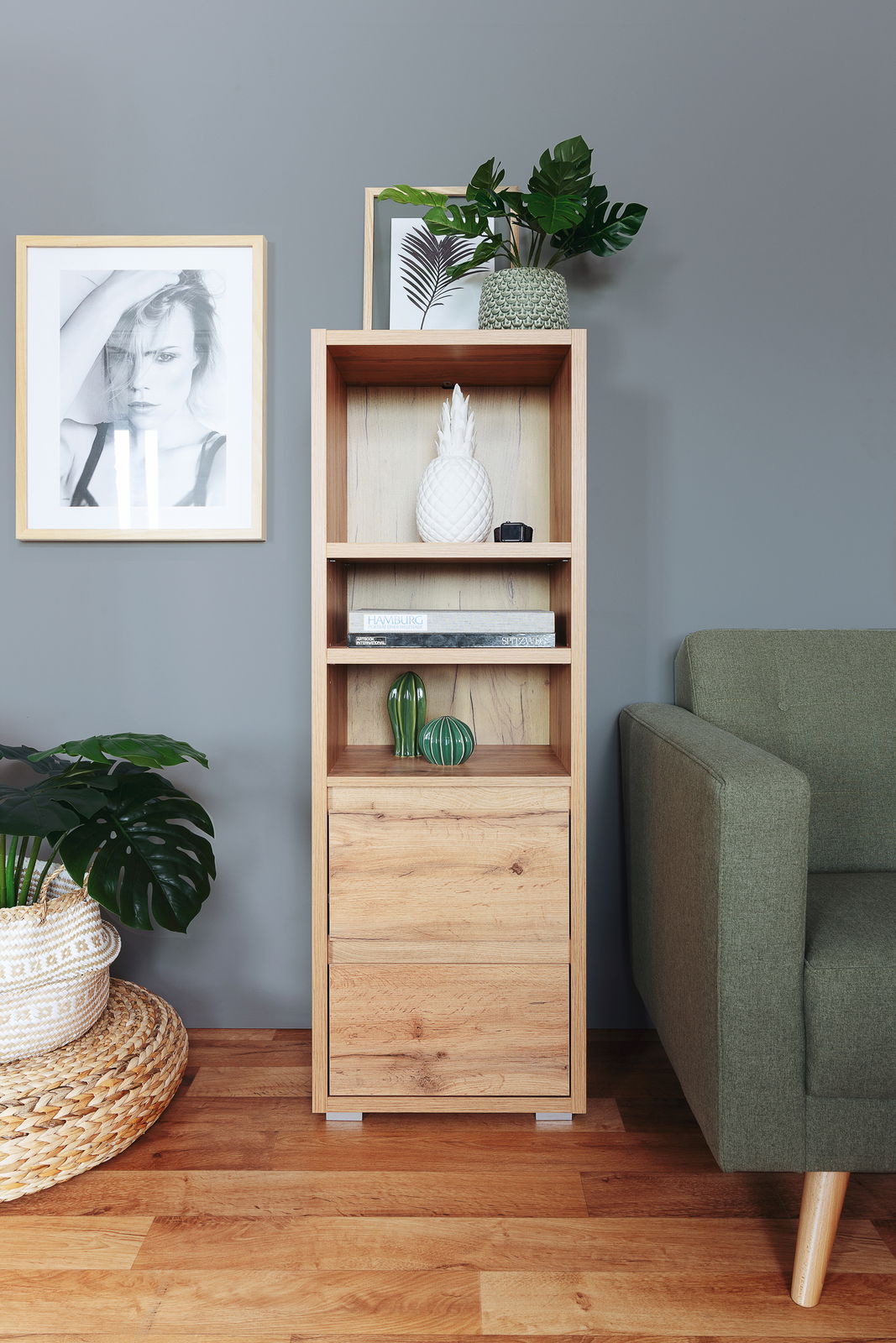 Z2 Regal IMAGE Holzregal mit drei offenen Fächern und einer Schublade, dekoriert mit Pflanzen und Büchern, aus frontaler Perspektive.