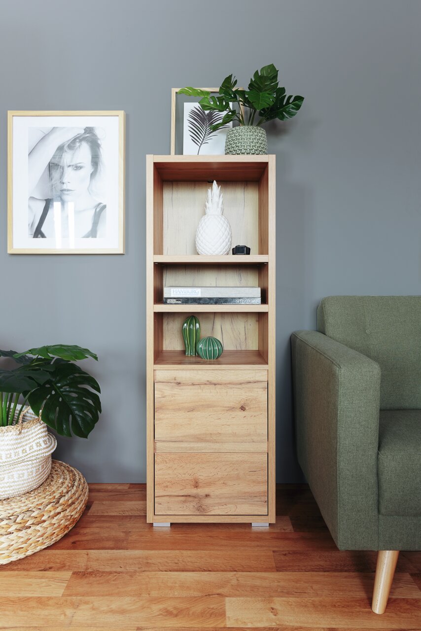 Z2 Regal IMAGE Holzregal mit drei offenen Fächern und einer Schublade, dekoriert mit Pflanzen und Büchern, aus frontaler Perspektive.