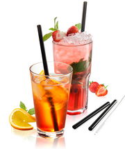 Zwei Gläser mit Getränken und Glastrinkhalmen, eines mit Orangenscheiben und das andere mit Erdbeeren und Minze, aus der Vorderansicht.