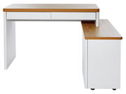 Moderner Eck-Schreibtisch mit weißem Korpus und Holzoberfläche, frontal von vorne betrachtet.