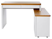 Moderner Eck-Schreibtisch mit weißem Korpus und Holzoberfläche, frontal von vorne betrachtet.