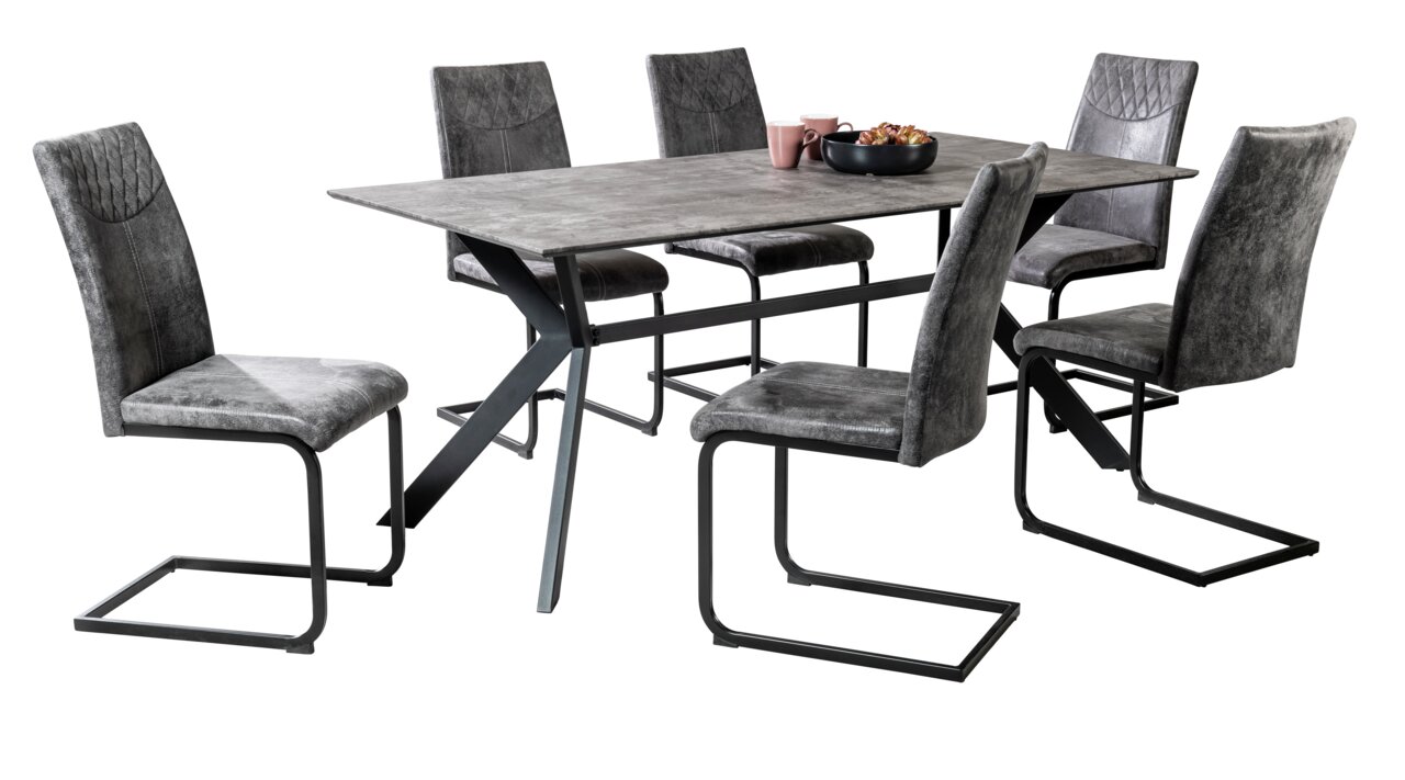 Zes grijze schommelstoelen rond een moderne eettafel van metaal en hout, zijaanzicht