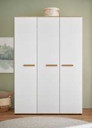 Weißer dreitüriger Kleiderschrank mit Holzoptik-Abdeckplatte und horizontalen Holzgriffen, frontal aus der Vorderansicht fotografiert.