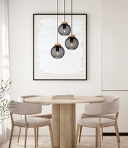 Drei moderne Hängeleuchten mit schwarzem Gitterdesign und Holzdetails, hängend über einem runden Esstisch in einem stilvoll eingerichteten Raum. Perspektive: Frontalansicht.