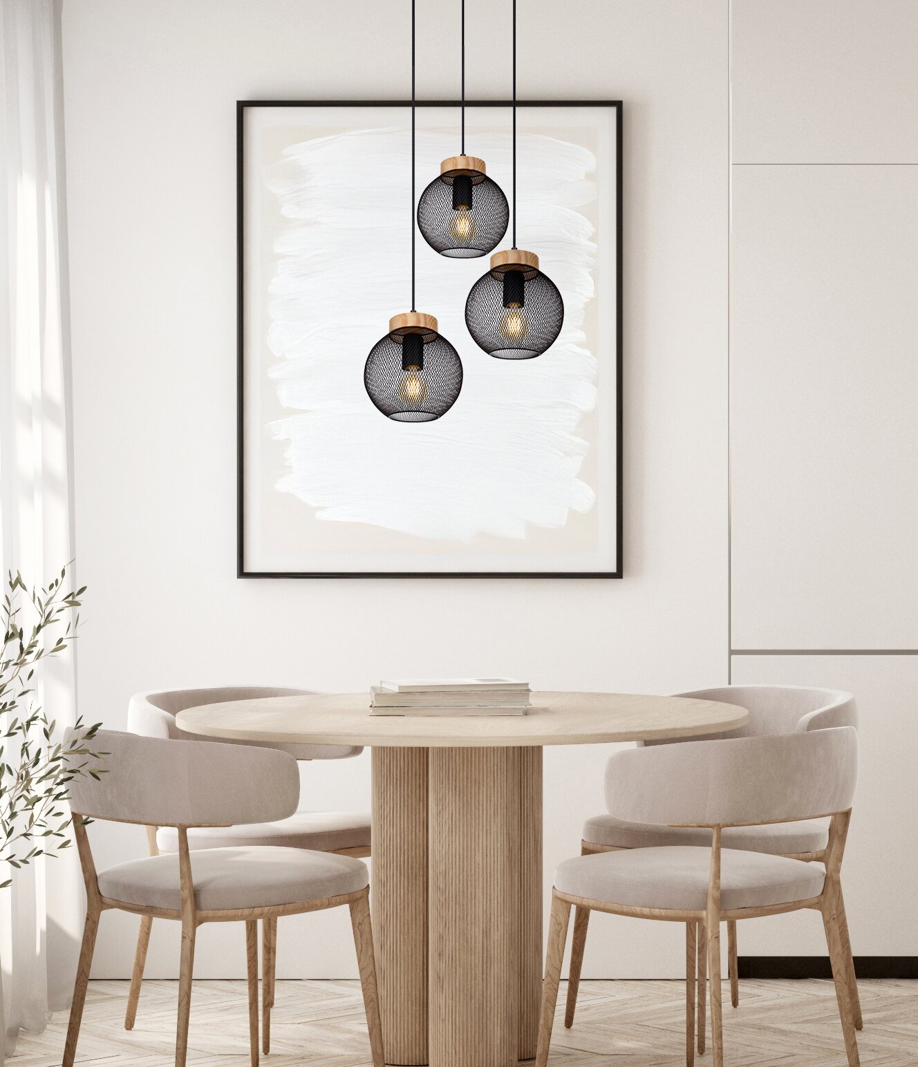 Drei moderne Hängeleuchten mit schwarzem Gitterdesign und Holzdetails, hängend über einem runden Esstisch in einem stilvoll eingerichteten Raum. Perspektive: Frontalansicht.