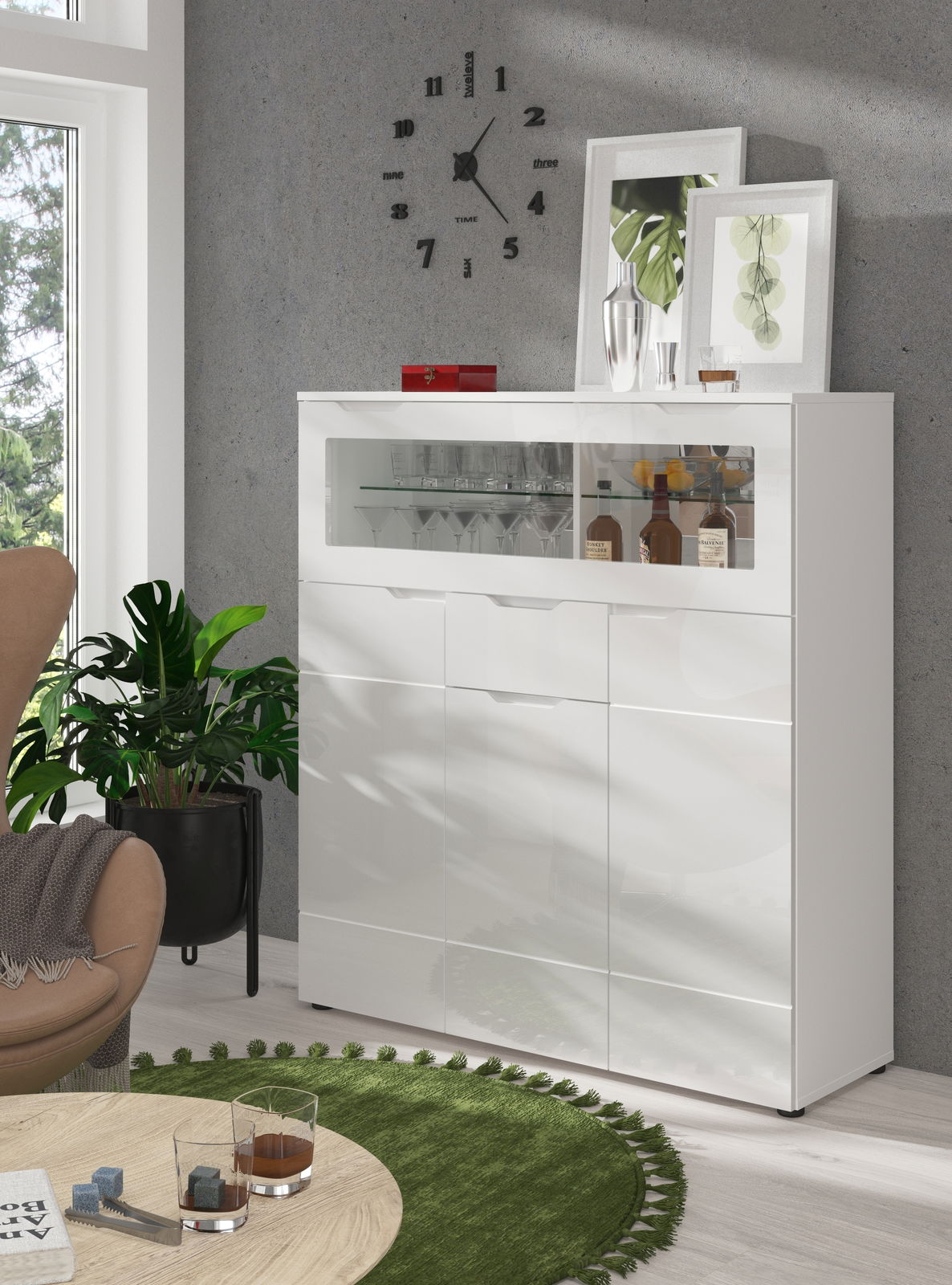 MID.YOU Barschrank HILTON Moderner weißer Barschrank mit Glastür, gefüllt mit Gläsern und Flaschen, in einem stilvoll eingerichteten Wohnzimmer. Perspektive von vorne.