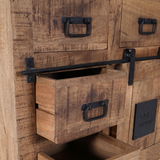 Nahaufnahme eines rustikalen Sekretärs aus Holz mit schwarzen Metallgriffen und Schubladen, teilweise geöffnet, aus seitlicher Perspektive.