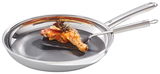 Stielpfanne aus Edelstahl mit Wender und gebratenem Hähnchenschenkel, seitliche Perspektive