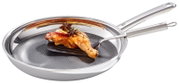 Stielpfanne aus Edelstahl mit Wender und gebratenem Hähnchenschenkel, seitliche Perspektive